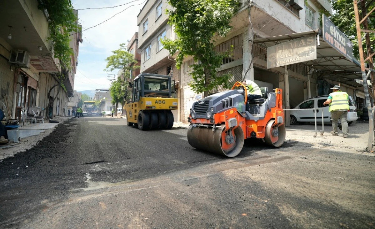 B&uuml;y&uuml;kşehir&rsquo;den, Dulkadiroğlu Menderes Mahallesi&rsquo;nde Kesintisiz Asfalt Mesaisi