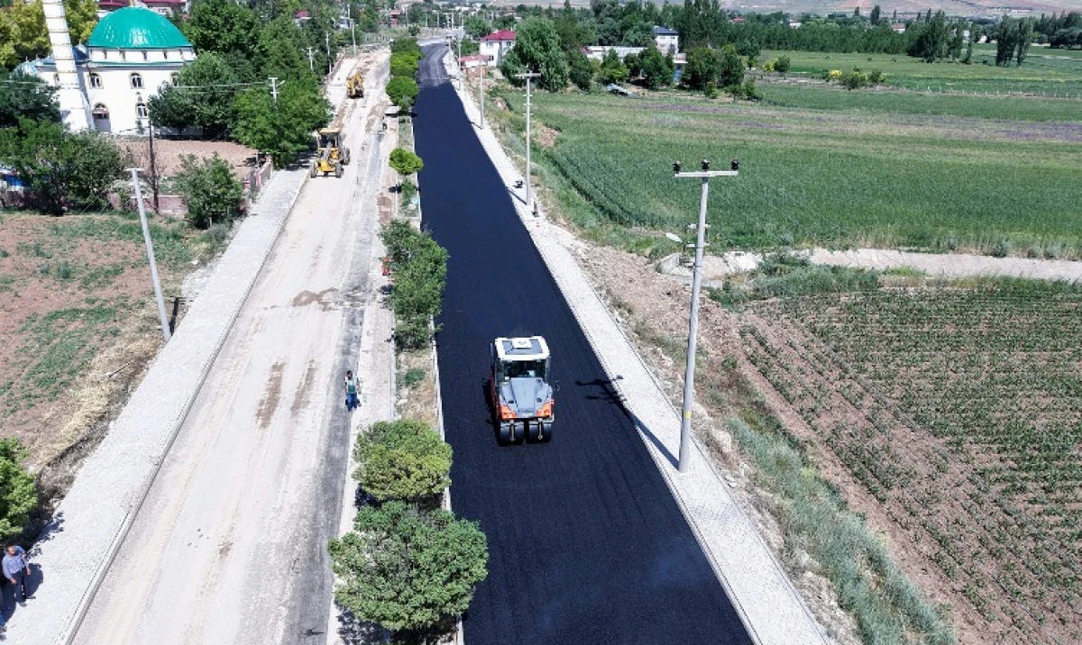 B&uuml;y&uuml;kşehir&rsquo;den Elbistan İğde&rsquo;de Ulaşım Atağı; Y&uuml;r&uuml;y&uuml;ş Yolu Tamam, Asfalt Başladı