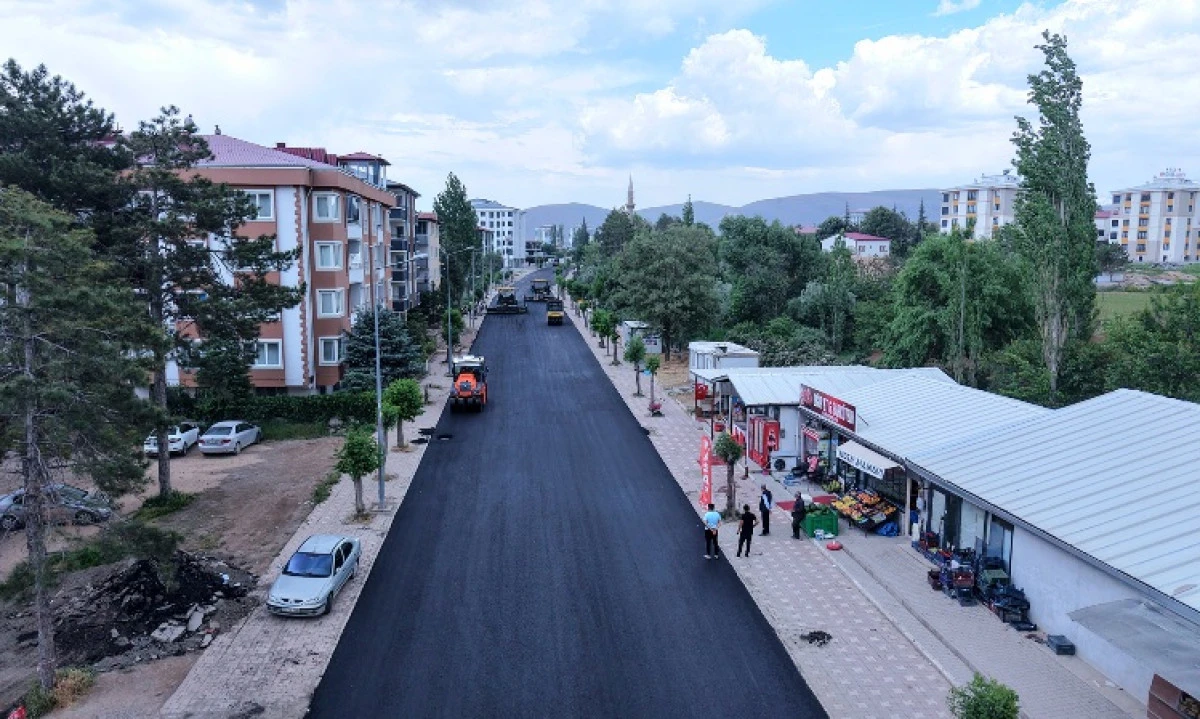 B&uuml;y&uuml;kşehir&rsquo;den Elbistan Pınarbaşı Caddesi&rsquo;nde Kesintisiz Asfalt Mesaisi 