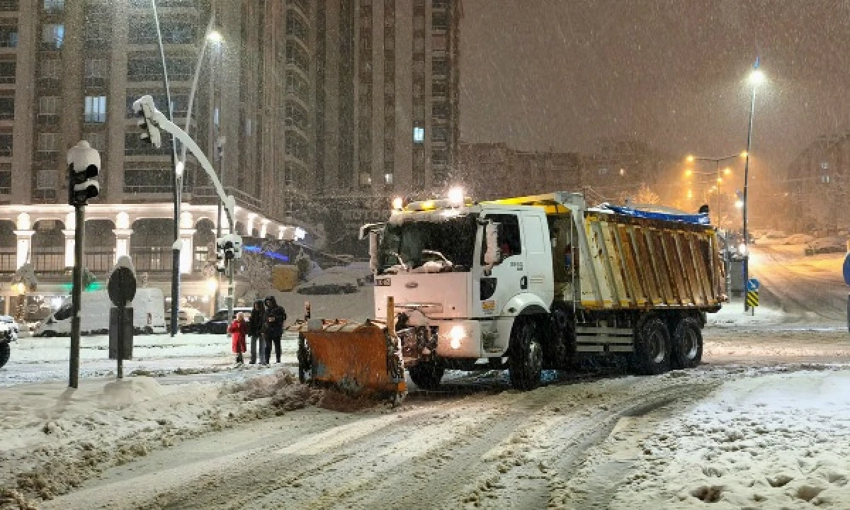 B&uuml;y&uuml;kşehir&rsquo;den Gece Boyunca Kar Mesaisi
