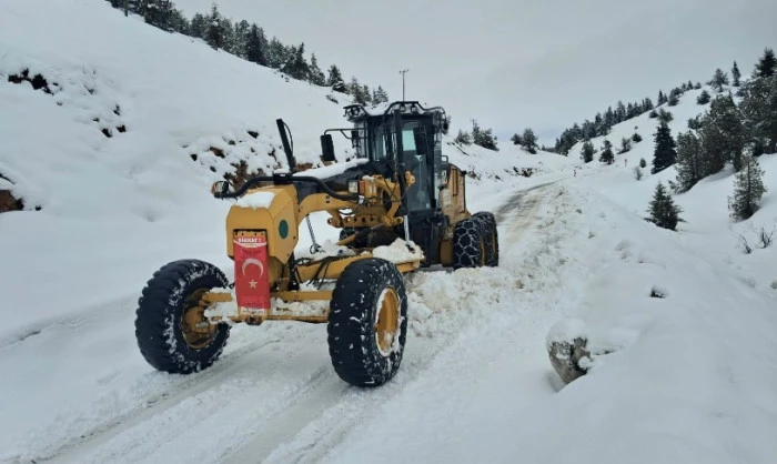B&uuml;y&uuml;kşehir&rsquo;den Kırsalda Gece G&uuml;nd&uuml;z Kar Mesaisi