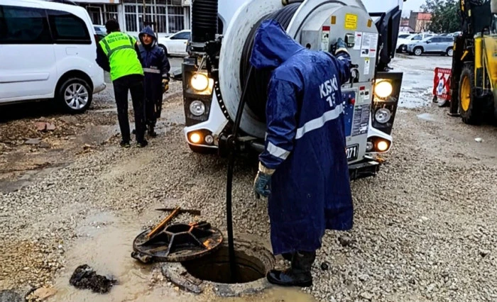 B&uuml;y&uuml;kşehir&rsquo;den Yağış Sonrası Arterlere Anında M&uuml;dahale