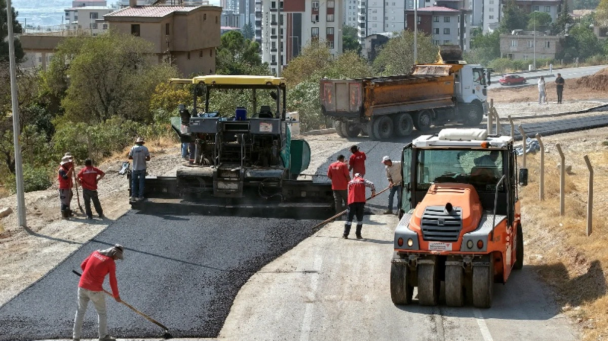 B&uuml;y&uuml;kşehir&rsquo;in Asfalt Mesaisi Yeni Haftada 5 İl&ccedil;e 17 Farklı Noktada Devam Edecek