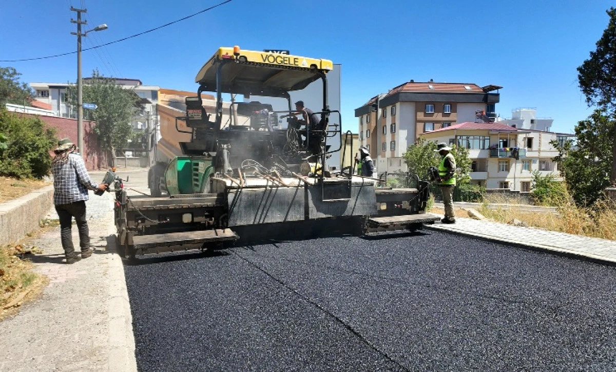 B&uuml;y&uuml;kşehir&rsquo;in Dulkadiroğlu Bah&ccedil;elievler&rsquo;de Asfalt Mesaisi Kesintisiz S&uuml;r&uuml;yor