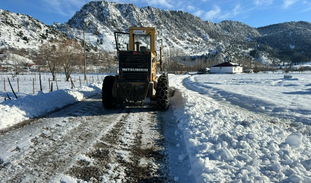 B&uuml;y&uuml;kşehir&rsquo;in Kırsalda Karla M&uuml;cadelesi Kesintisiz S&uuml;r&uuml;yor