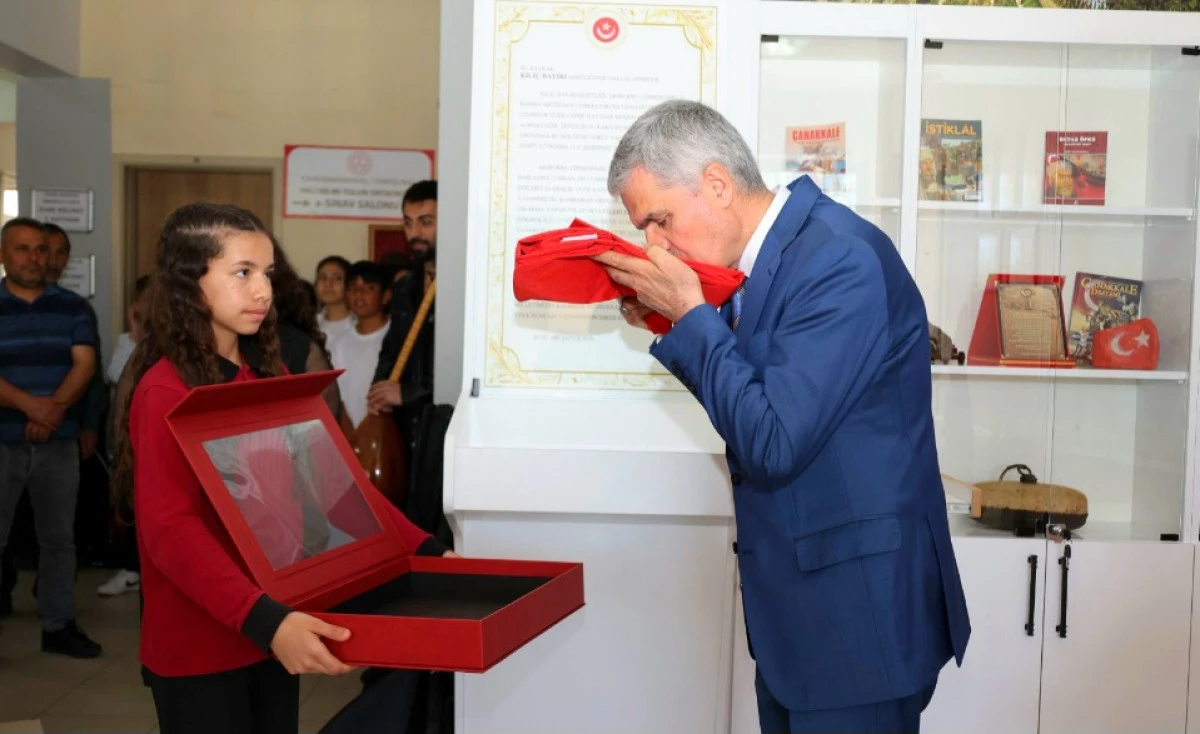 &Ccedil;anakkale&rsquo;den Gelen Bayrak Okuluna T&ouml;renle Teslim Edildi