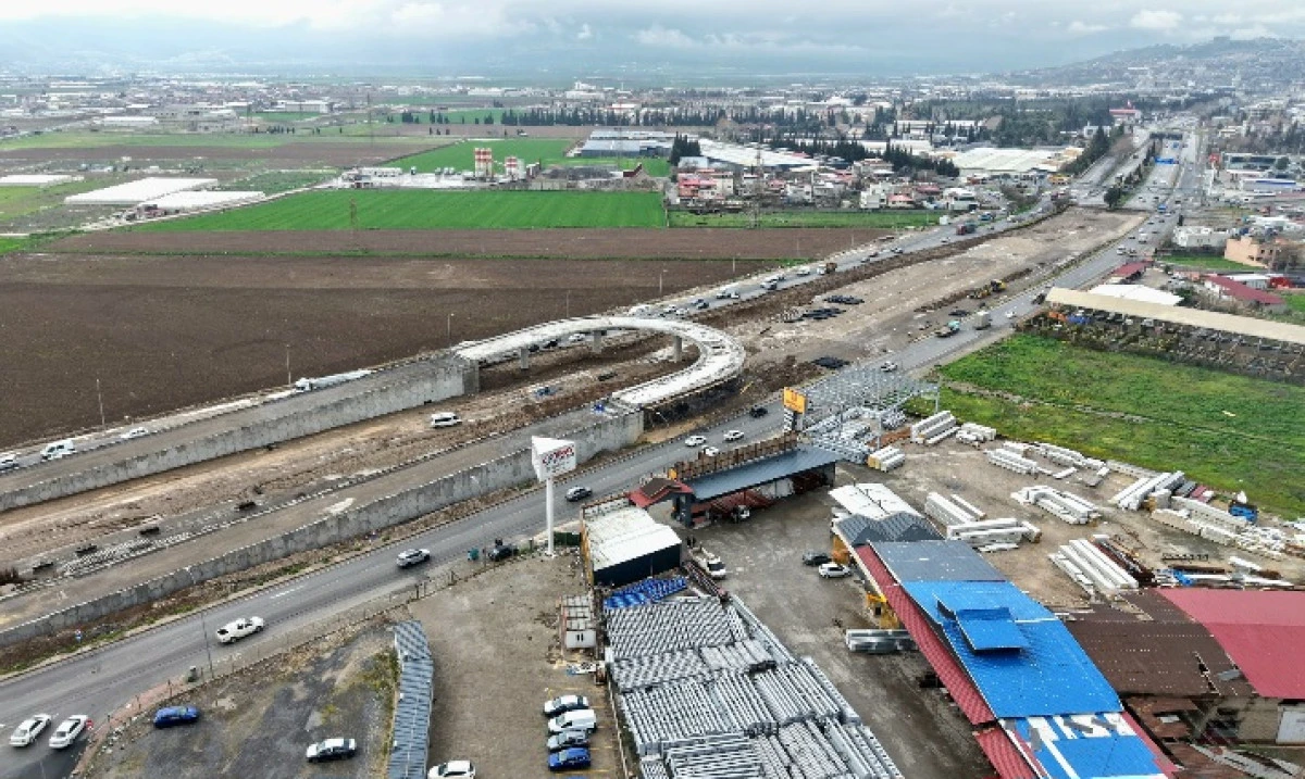 &Ccedil;evre Yolu&rsquo;nda Ulaşımı Rahatlatacak Kavşak Hızla Y&uuml;kseliyor