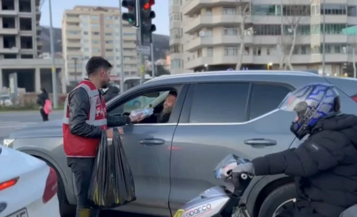 CHP'li Gen&ccedil;ler İftara Yetişemeyen Vatandaşlara İftariyelik Dağıttı