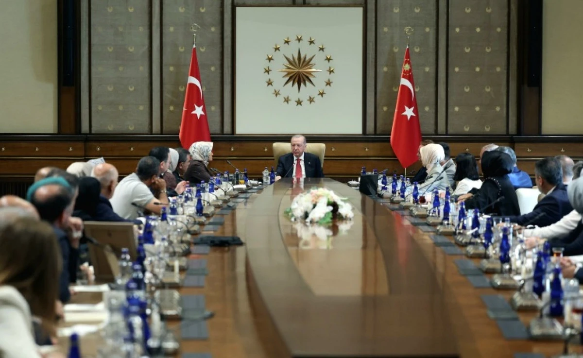 Cumhurbaşkanı Erdoğan, Ayser &Ccedil;alık Ortaokulu Şehitlerinin Aileleriyle Bir Araya Geldi