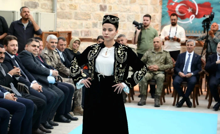 Cumhuriyetin 102. Yılına Zarafetle Dokunuş: “Köklerden Zarafete: Garbi Yeli” Defilesi Büyük Beğeni Topladı