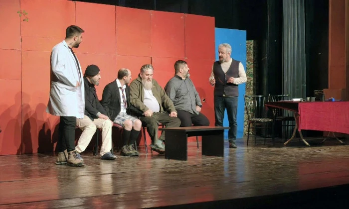 &ldquo;Deliriyorum Haberin Olsun&rdquo; G&ouml;sterisi Tiyatroseverleri Kahkahaya Boğdu