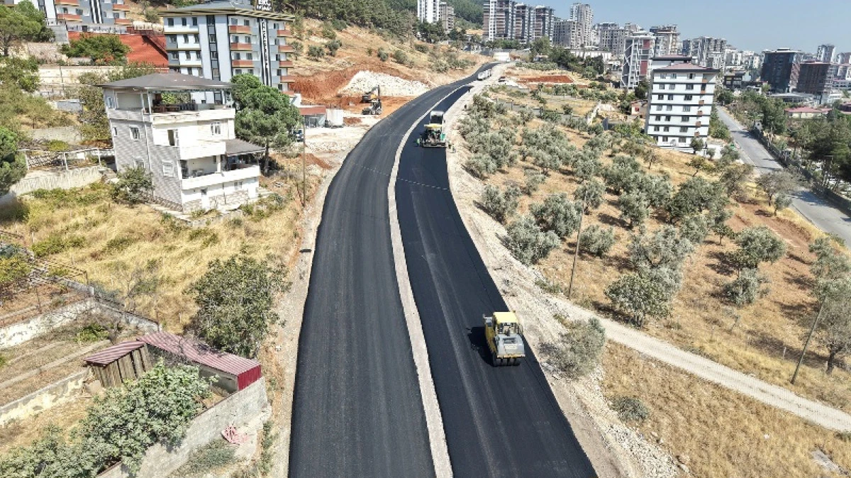 Doğu-Batı Ulaşımına Nefes Olacak G&uuml;zerg&acirc;hta Asfalt Mesaisi S&uuml;r&uuml;yor