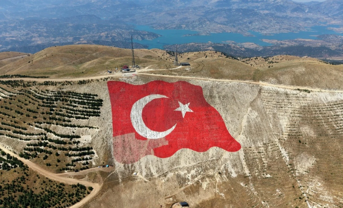 D&uuml;nyanın en b&uuml;y&uuml;k T&uuml;rk Bayrağı, yeniden ilk g&uuml;nk&uuml; g&ouml;rkemine kavuştu