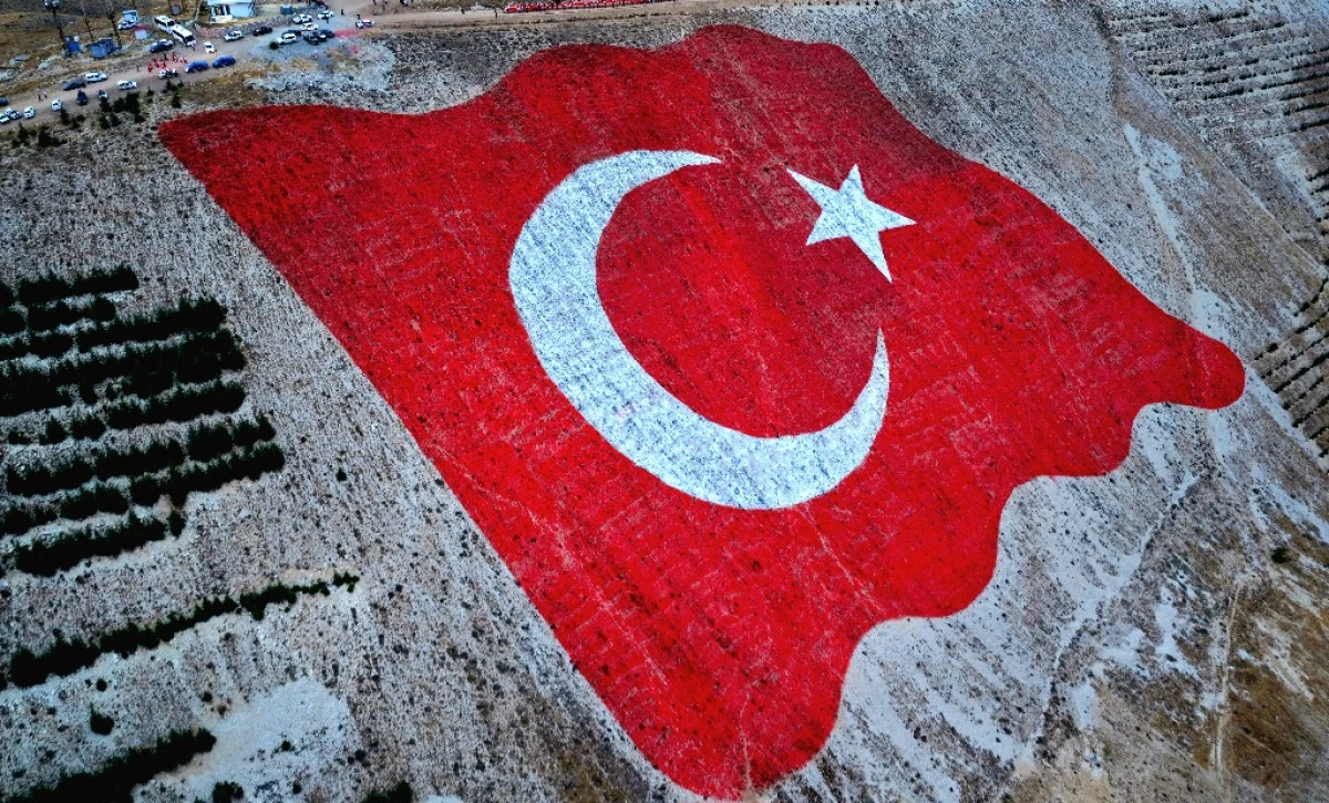 D&uuml;nyanın en b&uuml;y&uuml;k T&uuml;rk bayrağında anlamlı 30 Ağustos Bayrağa Saygı Y&uuml;r&uuml;y&uuml;ş&uuml;