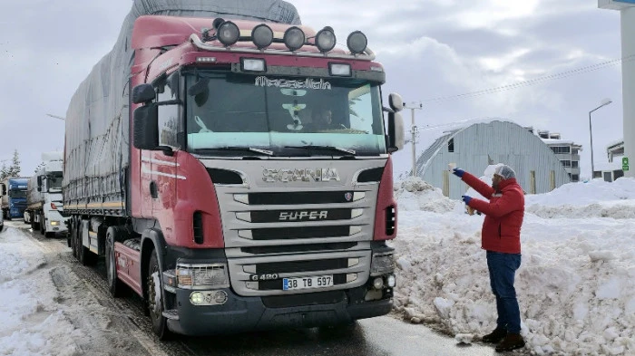 Eksi 10 Derecede G&ouml;n&uuml;lleri Isıtan Dayanışma