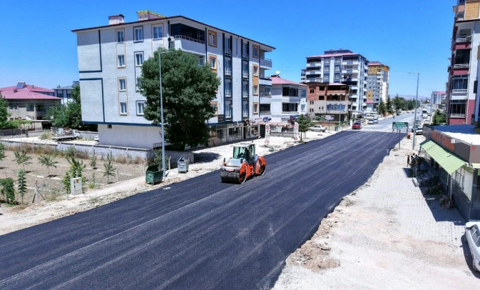 Elbistan&rsquo;da B&uuml;y&uuml;kşehir&rsquo;in Asfalt &Ccedil;alışmalarına Esnaf ve Vatandaştan Tam Not