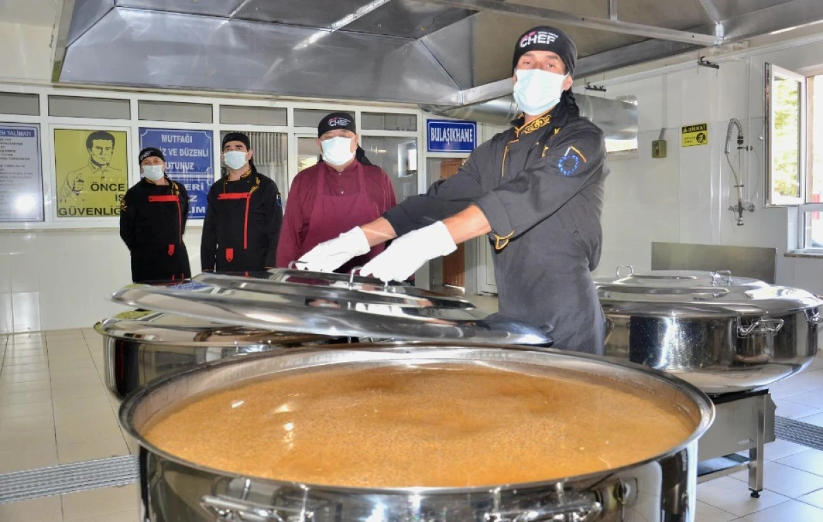 Elbistan'da Meslek Lisesi &Ouml;ğrencileri, G&uuml;nde 1.615 Taşımalı &Ouml;ğrenciye Sıcak Yemek &Uuml;retiyor