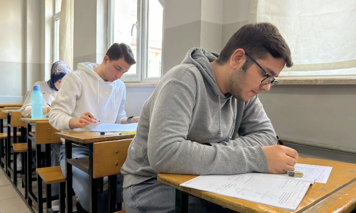 Gen&ccedil;ler Ger&ccedil;ek Sınav Atmosferini B&uuml;y&uuml;kşehir&rsquo;in Denemeleriyle Yaşıyor