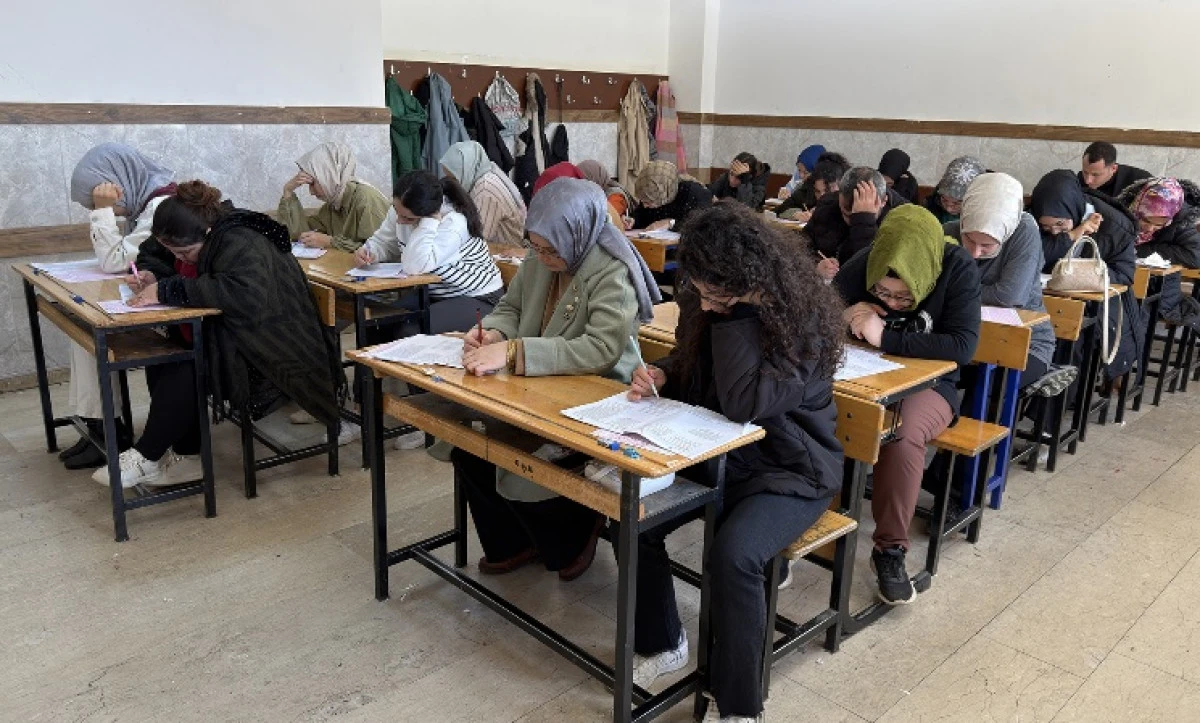 Gen&ccedil;ler Ger&ccedil;ek Sınav Atmosferini Yaşadı; B&uuml;y&uuml;kşehir&rsquo;in Deneme Sınavına Yoğun İlgi