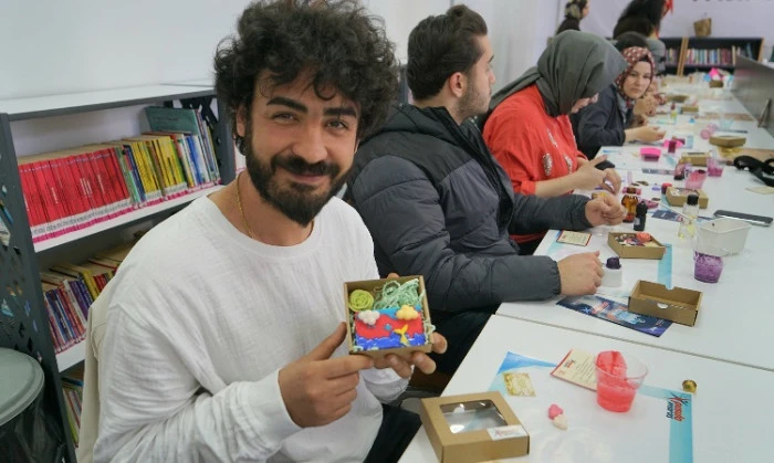 Gen&ccedil;ler Pusula Maraş&rsquo;ın At&ouml;lyesinde Hem &Ouml;ğrendi Hem &Uuml;retti