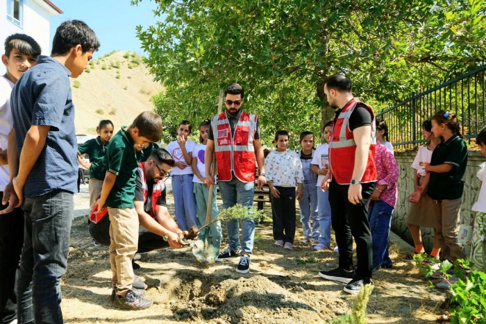 Gençlik Meclisi’nden Minik Yüreklere Büyük Dokunuş