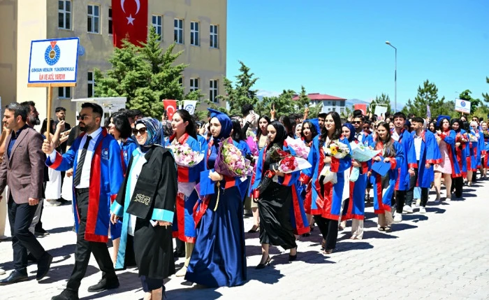 G&ouml;ksun'da Mezuniyet Coşkusu Yaşandı