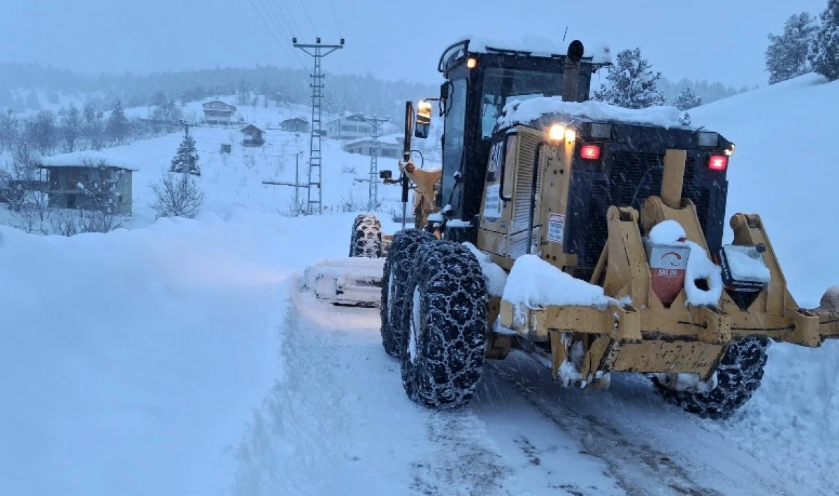 İl&ccedil;elerde ve Kırsal Mahalle Yollarında da Kar Temizliği İ&ccedil;in B&uuml;y&uuml;kşehir Sahada