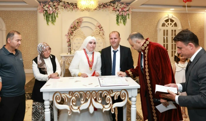 Kahramanmaraş&rsquo;ta sevgi engel tanımadı: Doğuştan g&ouml;rme engelli iki &ouml;ğretmen hayatlarını birleştirdi