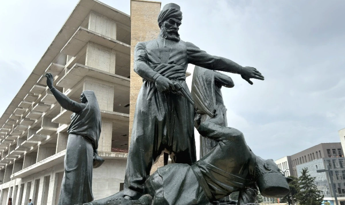 Kıbrıs Meydanı&rsquo;ndaki Anıt Yeniden Ait Olduğu Yerde