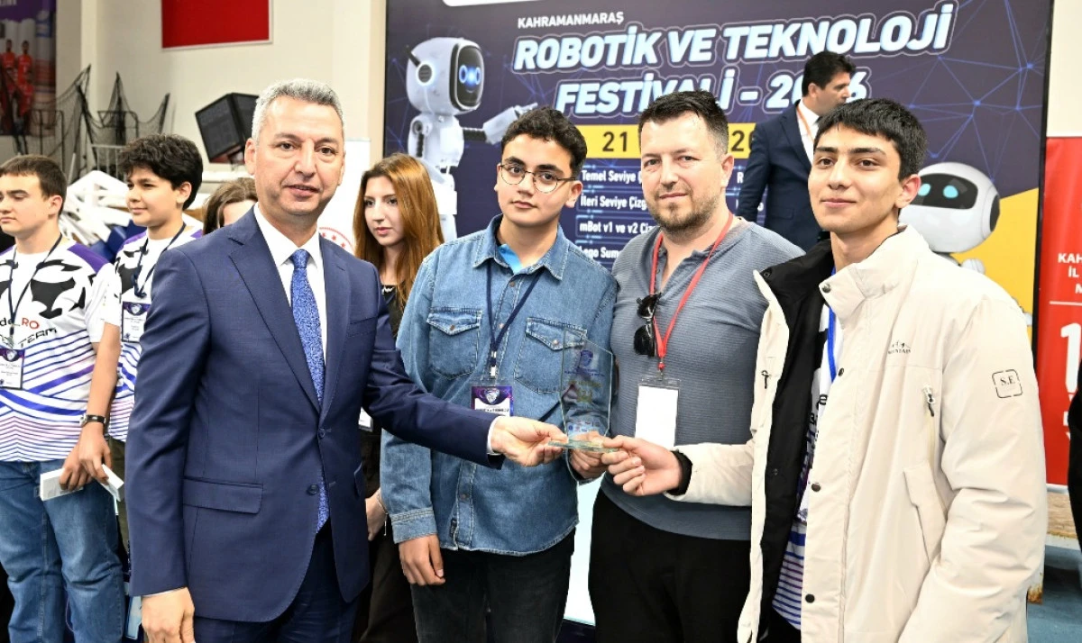 KS&Uuml; Rekt&ouml;r&uuml; Okumuş, Robotik Festivalinde Dereceye Giren &Ouml;ğrencilere Plaket Takdim Etti
