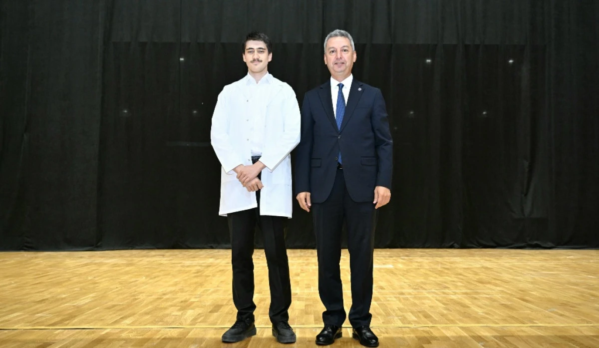 KS&Uuml; Tıp Fak&uuml;ltesi Birinci Sınıf &Ouml;ğrencileri Beyaz &Ouml;nl&uuml;klerini Giydi