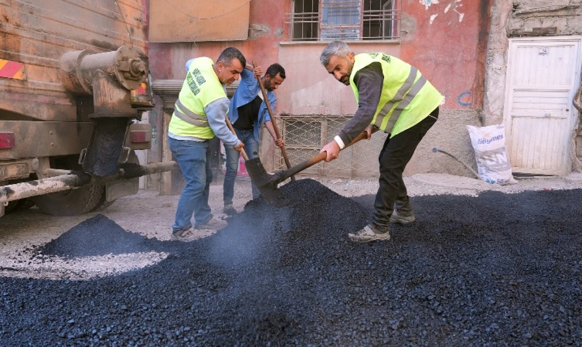 Mahalle Mahalle Onarım: Yollar Sıcak Asfaltla Yenileniyor