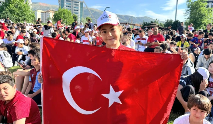 Milli Heyecan Dev Ekranda Yaşandı; D&uuml;nya Kupası Coşkusu Millet Bah&ccedil;esine Taştı