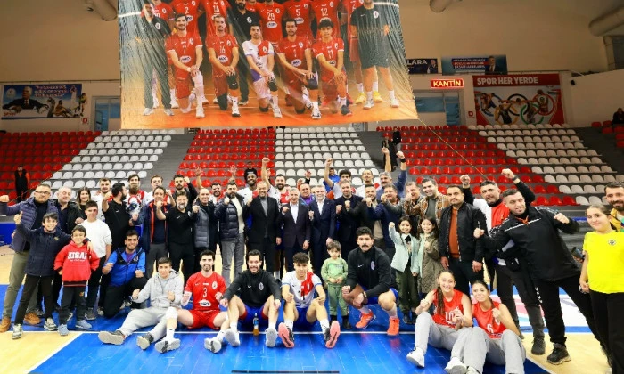 Namağlup liderliğini s&uuml;rd&uuml;ren Onikişubat Belediyespor Voleybol Takımı&rsquo;na MADO dopingi