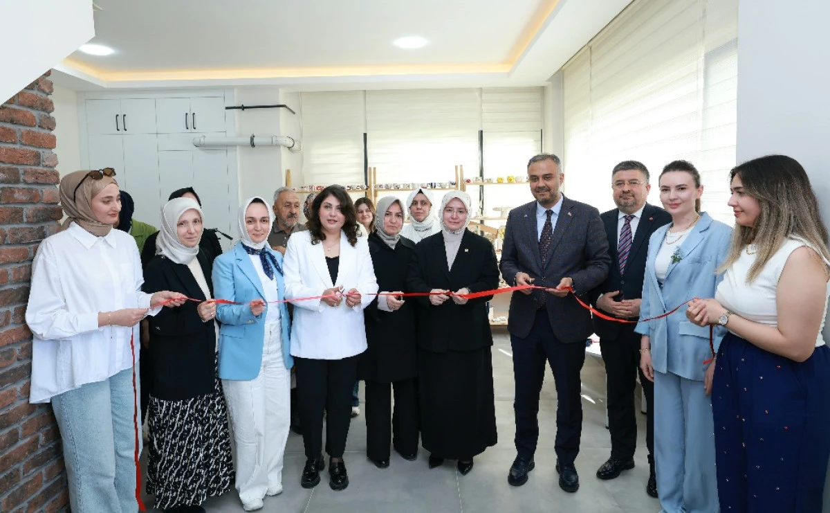 Onikişubat Belediyesi Kadın Emeği Seramik At&ouml;lyesi&rsquo;nin eserleri g&ouml;r&uuml;c&uuml;ye &ccedil;ıktı