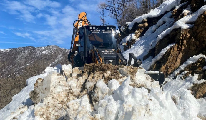 Onikişubat Belediyesi&rsquo;nden kırsalda aralıksız karla m&uuml;cadele