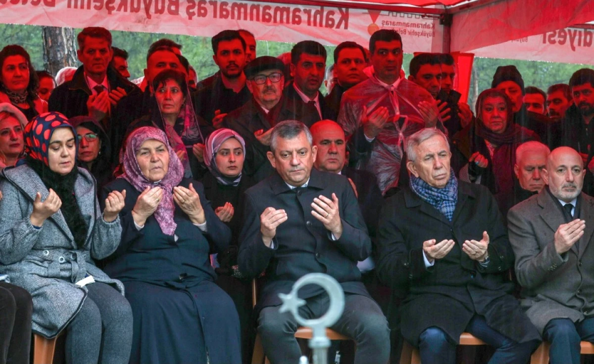 &Ouml;zg&uuml;r &Ouml;zel, Deprem Şehitliğini Ziyaret Etti