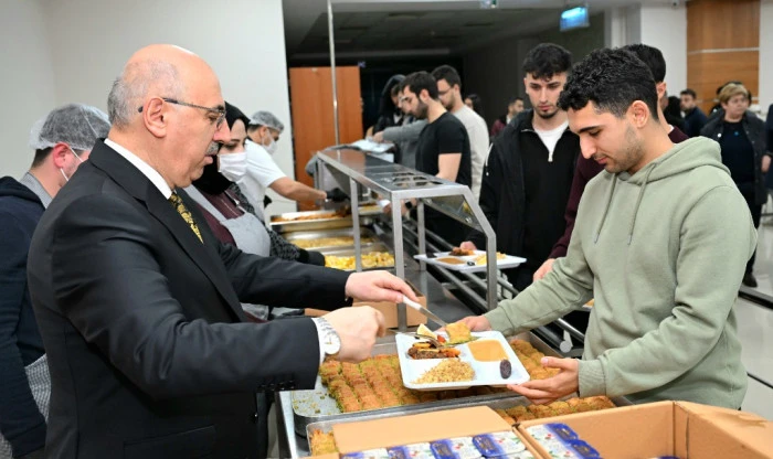 Rekt&ouml;r Ak, &Ouml;ğrencilerle İftarda Buluştu