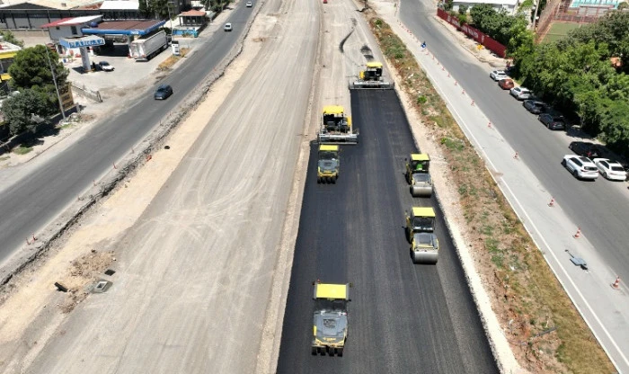 Sanayi Kavşağı&rsquo;nda Sıcak Asfalt Serimi Ger&ccedil;ekleştiriliyor