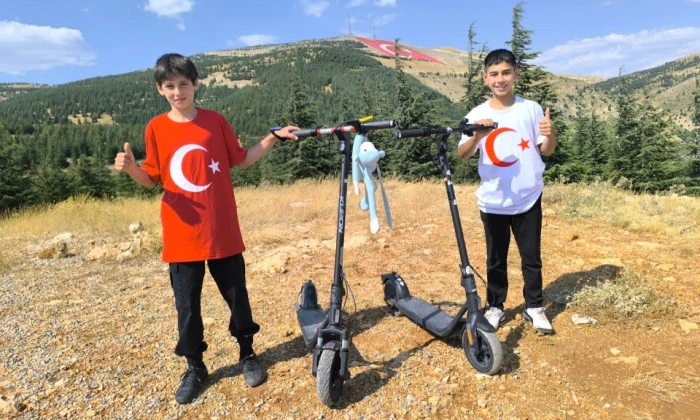 Scooterlarını bayrak sevgisi i&ccedil;in s&uuml;rd&uuml;ler, zirvede d&uuml;nyanın en b&uuml;y&uuml;k ay yıldızıyla buluştular