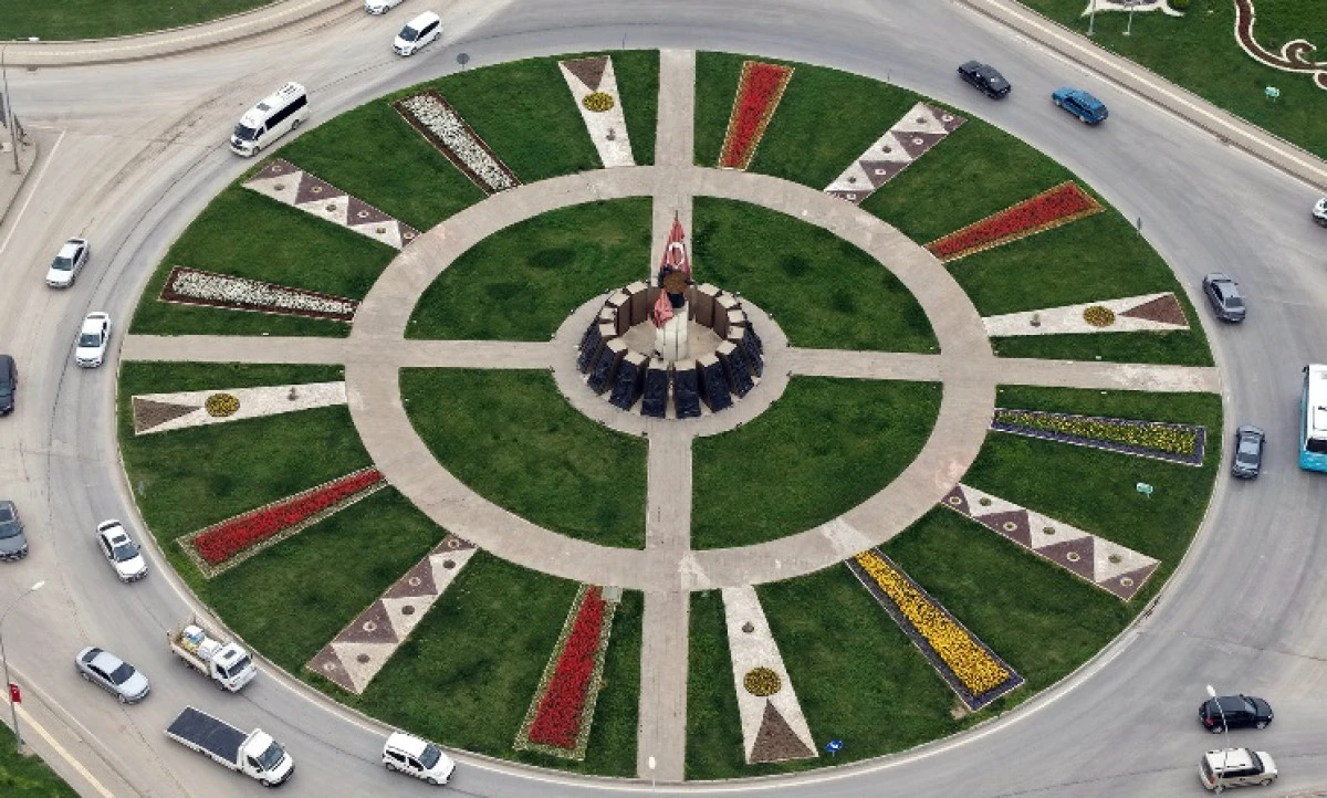 Şehir &Ccedil;i&ccedil;ek A&ccedil;tı; Kavşaklarda G&ouml;rsel Ş&ouml;len