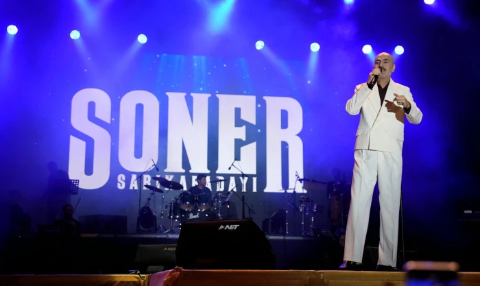 Zafer Bayramı Coşkusu Soner Sarıkabadayı Konseriyle Ta&ccedil;landı