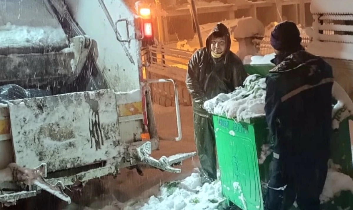 Zorlu kış şartlarına rağmen Onikişubat&rsquo;ta temizlik hizmetleri aksamıyor